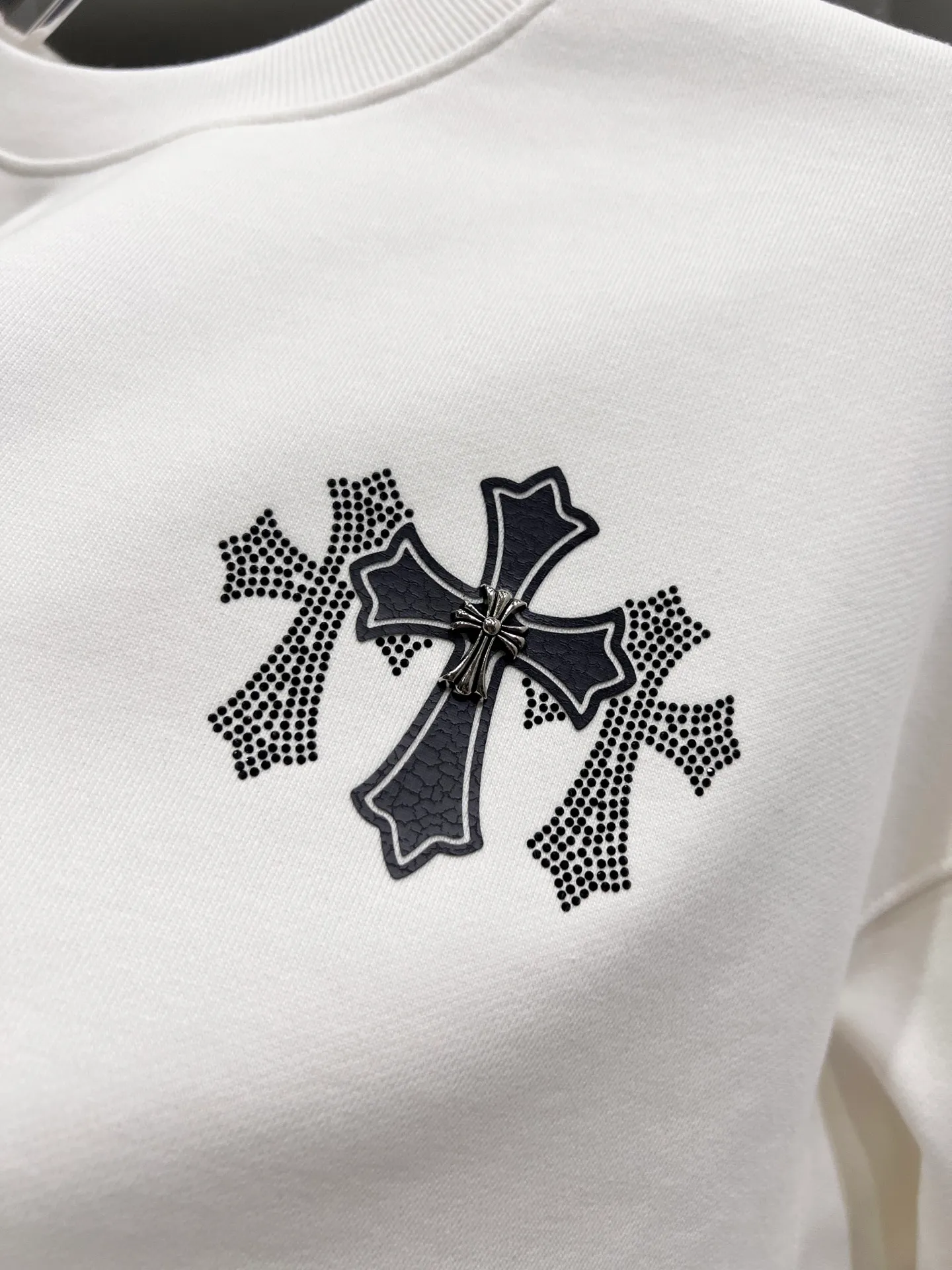 🅿️280 CH Crowe 2025 Autumn and Winter New Style Round Neck Long Sleeve Sweater Cross Patch Leather + Customized Hardware Metal Horseshoe Sanskrit Characters + Middle Eastern Australian Diamond Design Craftsmanship The real thing is great🔥Same style for men and women, loose version Size S M L XL XXL Five sizes Black White